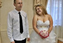 Direktno u trenutku registracije, pod vjenčanicom mlade, počelo je čudno pomjeranje! Mladić je pobijelio od straha, a svi pozvani su ostali zapanjeni… 😱😱😱… Direktno u trenutku registracije, pod vjenčanicom mlade, počelo je čudno pomjeranje! Mladić je pobijelio od straha, a svi pozvani su ostali zapanjeni… 😱😱😱… - featured image