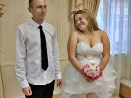 Direktno u trenutku registracije, pod vjenčanicom mlade, počelo je čudno pomjeranje! Mladić je pobijelio od straha, a svi pozvani su ostali zapanjeni… 😱😱😱… Direktno u trenutku registracije, pod vjenčanicom mlade, počelo je čudno pomjeranje! Mladić je pobijelio od straha, a svi pozvani su ostali zapanjeni… 😱😱😱… - featured image