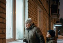 Tajni plan muža: žena je prisluškivala šapat svog sina i otkrila u domu ono što je muž pripremao za njihov povratak. Tajni plan muža: žena je prisluškivala šapat svog sina i otkrila u domu ono što je muž pripremao za njihov povratak. - featured image