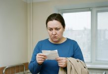 “Šokantna tajna u džepu majčine jakne:Tajna koja ju je zaledila!” 😲😲😲 “Šokantna tajna u džepu majčine jakne:Tajna koja ju je zaledila!” 😲😲😲 - featured image