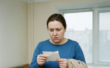“Šokantna tajna u džepu majčine jakne:Tajna koja ju je zaledila!” 😲😲😲 “Šokantna tajna u džepu majčine jakne:Tajna koja ju je zaledila!” 😲😲😲 - featured image