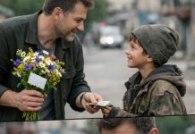 „Zadrži kusur, sine, kupi sebi nešto slatko“, nasmiješio se mladi biznismen dječaku s cvijećem i odjurio na sastanak. A kada je ispred restorana pročitao dječju poruku skrivenu u buketu, POBIJELIO je od užasa… 😲😲😲 „Zadrži kusur, sine, kupi sebi nešto slatko“, nasmiješio se mladi biznismen dječaku s cvijećem i odjurio na sastanak. A kada je ispred restorana pročitao dječju poruku skrivenu u buketu, POBIJELIO je od užasa… 😲😲😲 - featured image