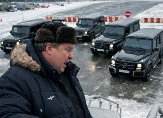 Otpušten sam, letio sam kući u drugi grad. U avionu sam spasio ženu od srčanog udara. Kad sam izašao, 16 luksuznih automobila blokiralo je parking, zaštitar je prišao i rekao jednu rečenicu, svi su stali…..😲😲😲 Otpušten sam, letio sam kući u drugi grad. U avionu sam spasio ženu od srčanog udara. Kad sam izašao, 16 luksuznih automobila blokiralo je parking, zaštitar je prišao i rekao jednu rečenicu, svi su stali…..😲😲😲 - featured image