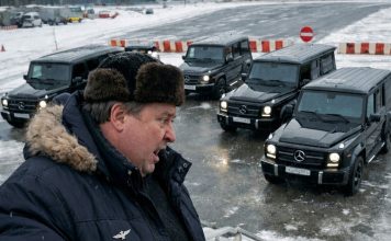 Otpušten sam, letio sam kući u drugi grad. U avionu sam spasio ženu od srčanog udara. Kad sam izašao, 16 luksuznih automobila blokiralo je parking, zaštitar je prišao i rekao jednu rečenicu, svi su stali…..😲😲😲 Otpušten sam, letio sam kući u drugi grad. U avionu sam spasio ženu od srčanog udara. Kad sam izašao, 16 luksuznih automobila blokiralo je parking, zaštitar je prišao i rekao jednu rečenicu, svi su stali…..😲😲😲 - featured image
