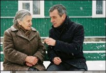 Lekcija dobrote: priča o tome kako se spontana pomoć starijoj ženi pretvorila u neočekivan završetak Lekcija dobrote: priča o tome kako se spontana pomoć starijoj ženi pretvorila u neočekivan završetak - featured image