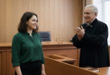 Tokom razvoda u sudu, supruga je mirno odrekla se sve svoje imovine, uprkos smehu muža. Ali kada je sudija shvatio šta se zapravo krije iza njene odluke, ustao je sa svog mesta i aplaudirao joj stojeći. Tokom razvoda u sudu, supruga je mirno odrekla se sve svoje imovine, uprkos smehu muža. Ali kada je sudija shvatio šta se zapravo krije iza njene odluke, ustao je sa svog mesta i aplaudirao joj stojeći. - featured image