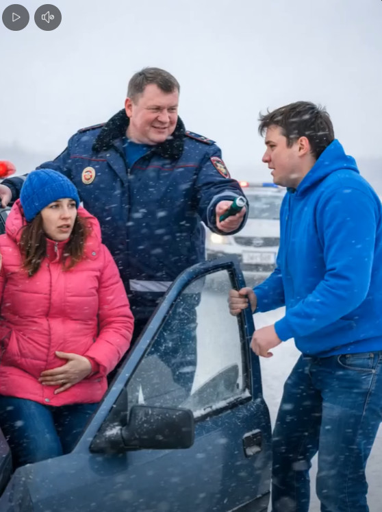 Drski inspektor mi je oduzeo vozačku dozvolu dok sam vozio trudnu ženu u bolnicu: posle godinu dana uradio sam nešto zbog čega je on žestoko zažalio zbog svog postupka 🤔😢 - featured image Drski inspektor mi je oduzeo vozačku dozvolu dok sam vozio trudnu ženu u bolnicu: posle godinu dana uradio sam nešto zbog čega je on žestoko zažalio zbog svog postupka 🤔😢 - featured image