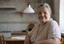 “Moj sin nije ni slutio da zarađujem više od milion mesečno, pa kada me pozvao na večeru sa roditeljima svoje vernice i zamolio da se obučem pristojnije, odlučila sam da im pripremim mali test.” “Moj sin nije ni slutio da zarađujem više od milion mesečno, pa kada me pozvao na večeru sa roditeljima svoje vernice i zamolio da se obučem pristojnije, odlučila sam da im pripremim mali test.” - featured image