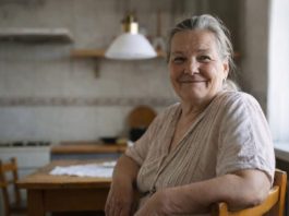 “Moj sin nije ni slutio da zarađujem više od milion mesečno, pa kada me pozvao na večeru sa roditeljima svoje vernice i zamolio da se obučem pristojnije, odlučila sam da im pripremim mali test.” “Moj sin nije ni slutio da zarađujem više od milion mesečno, pa kada me pozvao na večeru sa roditeljima svoje vernice i zamolio da se obučem pristojnije, odlučila sam da im pripremim mali test.” - featured image