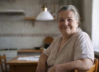 “Moj sin nije ni slutio da zarađujem više od milion mesečno, pa kada me pozvao na večeru sa roditeljima svoje vernice i zamolio da se obučem pristojnije, odlučila sam da im pripremim mali test.” “Moj sin nije ni slutio da zarađujem više od milion mesečno, pa kada me pozvao na večeru sa roditeljima svoje vernice i zamolio da se obučem pristojnije, odlučila sam da im pripremim mali test.” - featured image