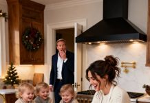 Došao sam kući rano i uhvatio čistačicu kako radi nešto šokantno s mojim trojkama. Ono što sam vidio u toj kuhinji uništilo mi je ponos, spasilo moju porodicu i zauvijek me promijenilo. 🤔 Došao sam kući rano i uhvatio čistačicu kako radi nešto šokantno s mojim trojkama. Ono što sam vidio u toj kuhinji uništilo mi je ponos, spasilo moju porodicu i zauvijek me promijenilo. 🤔 - featured image