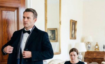 Gospodin nije htio povesti svoju invalidnu suprugu na zabavu jer je to bilo “sramotno” – ali kada je izašla na pozornicu kao vlasnica tvrtke, pao je na koljena, pokajan. Gospodin nije htio povesti svoju invalidnu suprugu na zabavu jer je to bilo “sramotno” – ali kada je izašla na pozornicu kao vlasnica tvrtke, pao je na koljena, pokajan. - featured image