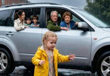 Prilikom preuzimanja, moji roditelji poveli su djecu moje sestre i odbili povesti moju kćer.Kad je došla do auta, moja joj je majka rekla da se pješice vrati kući unatoč pljusku. Moja šestogodišnja djevojčica preklinjala ih je, ali oni su otišli, ostavivši je mokru do kože i u suzama Prilikom preuzimanja, moji roditelji poveli su djecu moje sestre i odbili povesti moju kćer.Kad je došla do auta, moja joj je majka rekla da se pješice vrati kući unatoč pljusku. Moja šestogodišnja djevojčica preklinjala ih je, ali oni su otišli, ostavivši je mokru do kože i u suzama - featured image