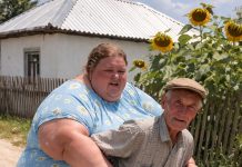 Svi u selu su bili šokirani kada je 70-godišnjak na starom motoru doveo kući ženu četrdeset godina mlađu od njega i svima je predstavio kao svoju suprugu 😨 Ali već nekoliko dana kasnije dogodilo se nešto što je opet šokiralo 😲😢 Svi u selu su bili šokirani kada je 70-godišnjak na starom motoru doveo kući ženu četrdeset godina mlađu od njega i svima je predstavio kao svoju suprugu 😨 Ali već nekoliko dana kasnije dogodilo se nešto što je opet šokiralo 😲😢 - featured image