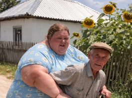 Svi u selu su bili šokirani kada je 70-godišnjak na starom motoru doveo kući ženu četrdeset godina mlađu od njega i svima je predstavio kao svoju suprugu 😨 Ali već nekoliko dana kasnije dogodilo se nešto što je opet šokiralo 😲😢 Svi u selu su bili šokirani kada je 70-godišnjak na starom motoru doveo kući ženu četrdeset godina mlađu od njega i svima je predstavio kao svoju suprugu 😨 Ali već nekoliko dana kasnije dogodilo se nešto što je opet šokiralo 😲😢 - featured image