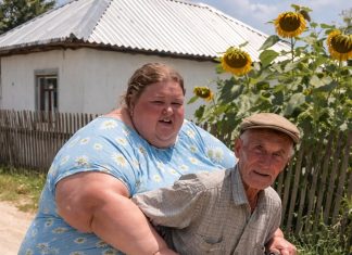Svi u selu su bili šokirani kada je 70-godišnjak na starom motoru doveo kući ženu četrdeset godina mlađu od njega i svima je predstavio kao svoju suprugu 😨 Ali već nekoliko dana kasnije dogodilo se nešto što je opet šokiralo 😲😢 Svi u selu su bili šokirani kada je 70-godišnjak na starom motoru doveo kući ženu četrdeset godina mlađu od njega i svima je predstavio kao svoju suprugu 😨 Ali već nekoliko dana kasnije dogodilo se nešto što je opet šokiralo 😲😢 - featured image
