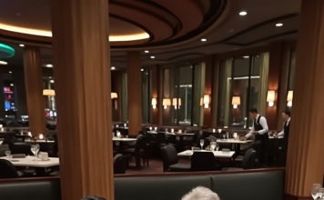 Čuo sam kako je muškarac u mom restoranu doveo svoju majku u invalidskim kolicima do suza — i nisam to mogao dopustiti!