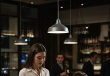 Ušunjala sam se u restoran kasno, moje potpetice tihe na pločicama—dok nisam čula kako se moj verenik smeje.„Ne želim više da je oženim“, rekao je dovoljno glasno da ceo sto čuje. „Patetična je.“