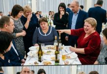 Šta, NEUSPIJEŠNA, bila si najbolja u razredu, a gdje si sada? – smijali su se školski prijatelji na susretu nakon 30 godina… A za minut, svi su ostali zapanjeni… 😲😲😲 Šta, NEUSPIJEŠNA, bila si najbolja u razredu, a gdje si sada? – smijali su se školski prijatelji na susretu nakon 30 godina… A za minut, svi su ostali zapanjeni… 😲😲😲 - featured image