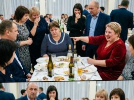 Šta, NEUSPIJEŠNA, bila si najbolja u razredu, a gdje si sada? – smijali su se školski prijatelji na susretu nakon 30 godina… A za minut, svi su ostali zapanjeni… 😲😲😲 Šta, NEUSPIJEŠNA, bila si najbolja u razredu, a gdje si sada? – smijali su se školski prijatelji na susretu nakon 30 godina… A za minut, svi su ostali zapanjeni… 😲😲😲 - featured image