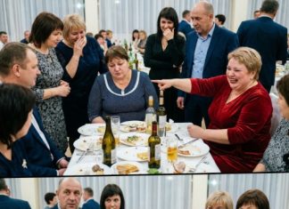 Šta, NEUSPIJEŠNA, bila si najbolja u razredu, a gdje si sada? – smijali su se školski prijatelji na susretu nakon 30 godina… A za minut, svi su ostali zapanjeni… 😲😲😲 Šta, NEUSPIJEŠNA, bila si najbolja u razredu, a gdje si sada? – smijali su se školski prijatelji na susretu nakon 30 godina… A za minut, svi su ostali zapanjeni… 😲😲😲 - featured image