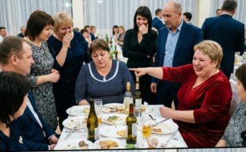 Šta, NEUSPIJEŠNA, bila si najbolja u razredu, a gdje si sada? – smijali su se školski prijatelji na susretu nakon 30 godina… A za minut, svi su ostali zapanjeni… 😲😲😲 Šta, NEUSPIJEŠNA, bila si najbolja u razredu, a gdje si sada? – smijali su se školski prijatelji na susretu nakon 30 godina… A za minut, svi su ostali zapanjeni… 😲😲😲 - featured image