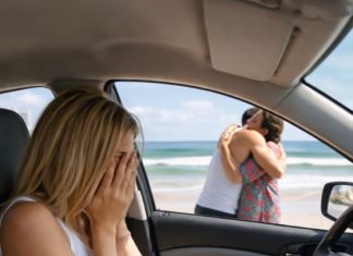 Nedavno je moj muž počeo prečesto ići u majčino selo i svaki put je rekao da se samo brine o njoj: Isprva sam mu vjerovala, ali jednog dana nisam mogla podnijeti i odlučila sam ga slijediti 😨 Ono što sam vidjela tog dana ostavilo me je u potpunom šoku 😱 Nedavno je moj muž počeo prečesto ići u majčino selo i svaki put je rekao da se samo brine o njoj: Isprva sam mu vjerovala, ali jednog dana nisam mogla podnijeti i odlučila sam ga slijediti 😨 Ono što sam vidjela tog dana ostavilo me je u potpunom šoku 😱 - featured image