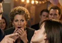 Moj idiot od muža me je ošamario na našoj godišnjici i siknuo: „Kako se usuđuješ da isečeš tortu a da ne pitaš svoju svekrvu?“ Moj idiot od muža me je ošamario na našoj godišnjici i siknuo: „Kako se usuđuješ da isečeš tortu a da ne pitaš svoju svekrvu?“ - featured image