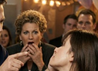 Moj idiot od muža me je ošamario na našoj godišnjici i siknuo: „Kako se usuđuješ da isečeš tortu a da ne pitaš svoju svekrvu?“ Moj idiot od muža me je ošamario na našoj godišnjici i siknuo: „Kako se usuđuješ da isečeš tortu a da ne pitaš svoju svekrvu?“ - featured image