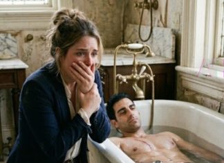 ISMEVAO JE SIROMAŠNU SAMOHRANU MAJKU KOJA JE DOŠLA DA GA OKUPA… SVE DOK NIJE VIDELA OŽILJAK NA NJEGOVIM GRUDIMA I PALA NA KOLENA DRHTEĆI ISMEVAO JE SIROMAŠNU SAMOHRANU MAJKU KOJA JE DOŠLA DA GA OKUPA… SVE DOK NIJE VIDELA OŽILJAK NA NJEGOVIM GRUDIMA I PALA NA KOLENA DRHTEĆI - featured image