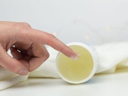 NAMAZALA JE UHO VAZELINOM I SAČEKALA PAR MINUTA Kad vidite rezultat, iste minute ćete uraditi isto