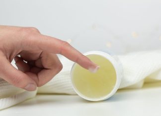 NAMAZALA JE UHO VAZELINOM I SAČEKALA PAR MINUTA Kad vidite rezultat, iste minute ćete uraditi isto