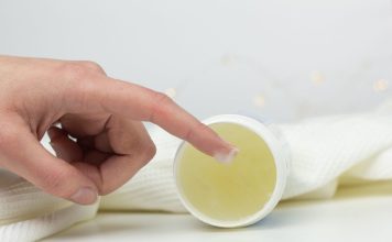 NAMAZALA JE UHO VAZELINOM I SAČEKALA PAR MINUTA Kad vidite rezultat, iste minute ćete uraditi isto