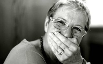 Šta treba žena uraditi da bi joj muškarac jeo iz ruku – mudar odgovor je dala baka