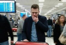 Moj muž je skidao vjenčani prsten prije svakog “poslovnog puta” — a ono što sam mu stavila u kofer natjeralo ga je da vrišti na aerodromu.