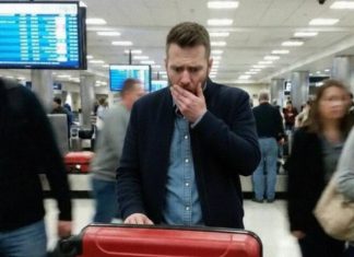 Moj muž je skidao vjenčani prsten prije svakog “poslovnog puta” — a ono što sam mu stavila u kofer natjeralo ga je da vrišti na aerodromu.