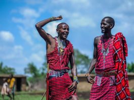 Zašto žene lude za muškarcima iz Masai plemena: Masovno se udaju za njih, a 3 stvari ih čine neodoljivim i posebnim Zašto žene lude za muškarcima iz Masai plemena: Masovno se udaju za njih, a 3 stvari ih čine neodoljivim i posebnim - featured image