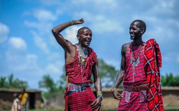Zašto žene lude za muškarcima iz Masai plemena: Masovno se udaju za njih, a 3 stvari ih čine neodoljivim i posebnim Zašto žene lude za muškarcima iz Masai plemena: Masovno se udaju za njih, a 3 stvari ih čine neodoljivim i posebnim - featured image