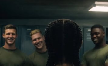 Vojnici su se rugali devojci zbog ožiljaka na njenim leđima, ali sve se promenilo kada je u jedinicu došao general i otkrio im strašnu istinu. Vojnici su se rugali devojci zbog ožiljaka na njenim leđima, ali sve se promenilo kada je u jedinicu došao general i otkrio im strašnu istinu. - featured image