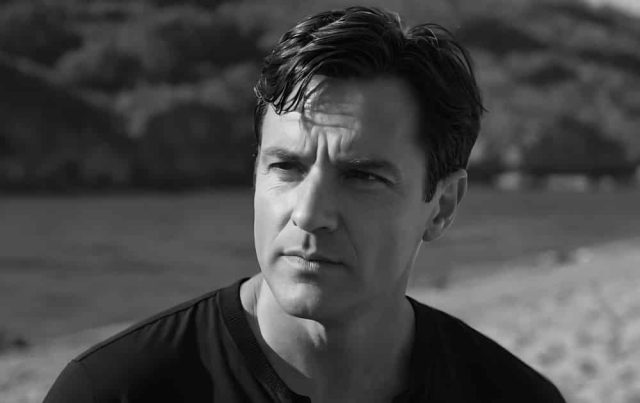 Kako prepoznati je li muškarac tajno zaljubljen u vas: Šest sigurnih znakova - featured image Kako prepoznati je li muškarac tajno zaljubljen u vas: Šest sigurnih znakova - featured image