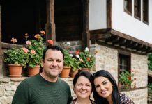 Moj muž je doveo prijateljicu da ostane kod nas samo sedmicu dana — a onda sam ispod njenog kreveta pronašla kutiju koja je objasnila zašto se prema njoj ponašao kao prema tajni. Moj muž je doveo prijateljicu da ostane kod nas samo sedmicu dana — a onda sam ispod njenog kreveta pronašla kutiju koja je objasnila zašto se prema njoj ponašao kao prema tajni. - featured image