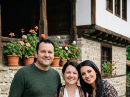 Moj muž je doveo prijateljicu da ostane kod nas samo sedmicu dana — a onda sam ispod njenog kreveta pronašla kutiju koja je objasnila zašto se prema njoj ponašao kao prema tajni. Moj muž je doveo prijateljicu da ostane kod nas samo sedmicu dana — a onda sam ispod njenog kreveta pronašla kutiju koja je objasnila zašto se prema njoj ponašao kao prema tajni. - featured image