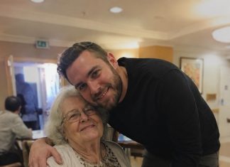 Sin me ostavio u domu za starije kako bi prodao moju kuću… Mjesecima kasnije vratio se moleći — ali neznanac me već bio odveo kući 💔 Sin me ostavio u domu za starije kako bi prodao moju kuću… Mjesecima kasnije vratio se moleći — ali neznanac me već bio odveo kući 💔 - featured image