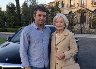 POSTAO SAM PRIVATNI VOZAČ BOGATE UDOVICE JER MI JE TREBAO NOVAC — A NAKON ŠTO ME OPTUŽILA ZA KRAĐU, PRONAŠAO SAM NJENU SKRIVENU PORUKU U AUTU I OSTAO U ŠOKU POSTAO SAM PRIVATNI VOZAČ BOGATE UDOVICE JER MI JE TREBAO NOVAC — A NAKON ŠTO ME OPTUŽILA ZA KRAĐU, PRONAŠAO SAM NJENU SKRIVENU PORUKU U AUTU I OSTAO U ŠOKU - featured image