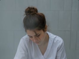 Da ne bi ostala bez posla, medicinska sestra je pristala da okupa paralizovanog mladića – ali tokom kupanja, vidjela je nešto zbog čega se smrzla od straha 😨😲 Da ne bi ostala bez posla, medicinska sestra je pristala da okupa paralizovanog mladića – ali tokom kupanja, vidjela je nešto zbog čega se smrzla od straha 😨😲 - featured image