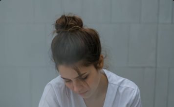 Da ne bi ostala bez posla, medicinska sestra je pristala da okupa paralizovanog mladića – ali tokom kupanja, vidjela je nešto zbog čega se smrzla od straha 😨😲 Da ne bi ostala bez posla, medicinska sestra je pristala da okupa paralizovanog mladića – ali tokom kupanja, vidjela je nešto zbog čega se smrzla od straha 😨😲 - featured image