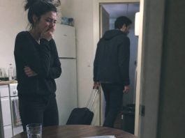 Muž je ubacio moj pozitivan test za trudnoću u čašu vode i rekao: “Neka se namoči, kao i tvoja laž. Ja sam napravio vazektomiju.” Muž je ubacio moj pozitivan test za trudnoću u čašu vode i rekao: “Neka se namoči, kao i tvoja laž. Ja sam napravio vazektomiju.” - featured image