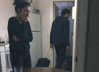 Muž je ubacio moj pozitivan test za trudnoću u čašu vode i rekao: “Neka se namoči, kao i tvoja laž. Ja sam napravio vazektomiju.” Muž je ubacio moj pozitivan test za trudnoću u čašu vode i rekao: “Neka se namoči, kao i tvoja laž. Ja sam napravio vazektomiju.” - featured image