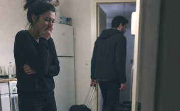 Muž je ubacio moj pozitivan test za trudnoću u čašu vode i rekao: “Neka se namoči, kao i tvoja laž. Ja sam napravio vazektomiju.” Muž je ubacio moj pozitivan test za trudnoću u čašu vode i rekao: “Neka se namoči, kao i tvoja laž. Ja sam napravio vazektomiju.” - featured image