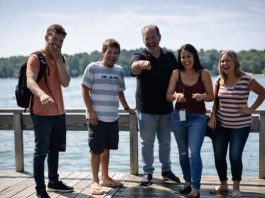 Šala koja je skoro ubila: Baka koju je sopstveni unuk gurnuo u jezero i porodica koja se smejala dok je tonula Šala koja je skoro ubila: Baka koju je sopstveni unuk gurnuo u jezero i porodica koja se smejala dok je tonula - featured image
